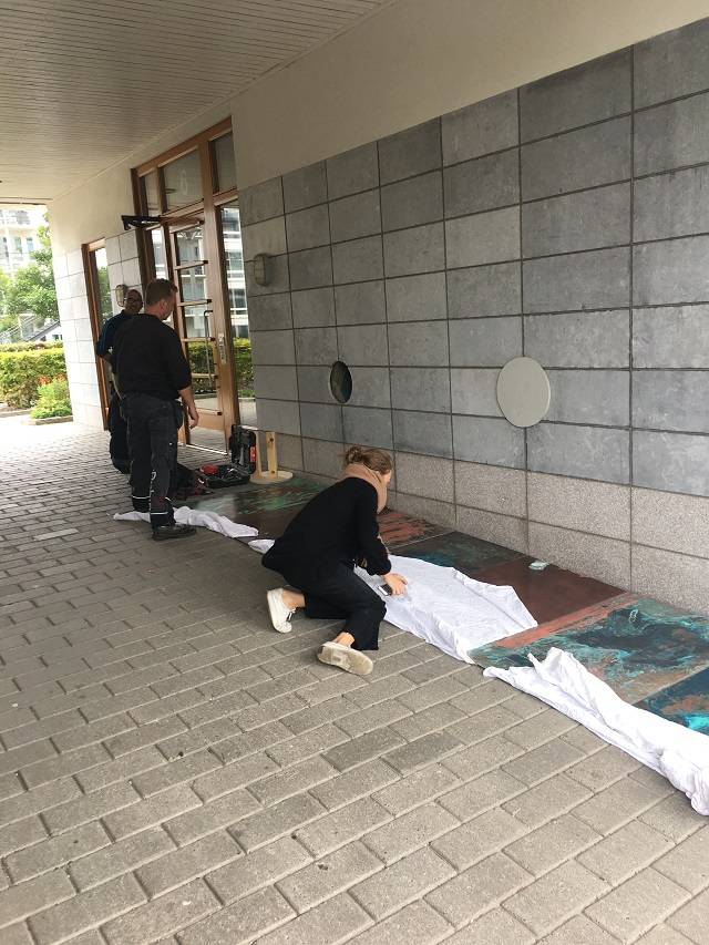 Sofia och förvaltarna förbereder monteringen