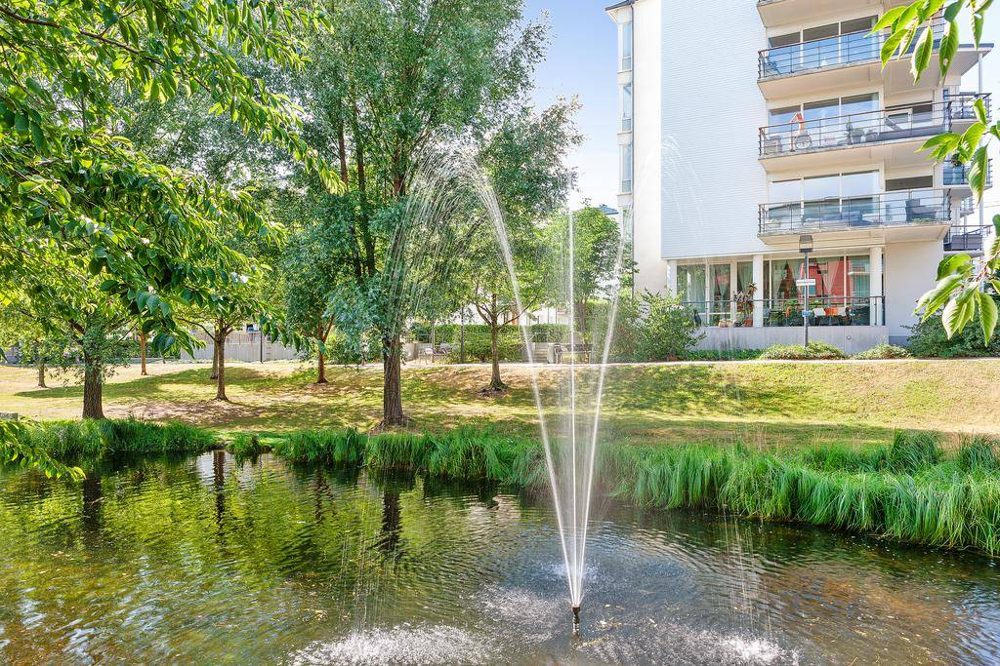 Kanalen med fontän på gården i Hammarby Sjöstad